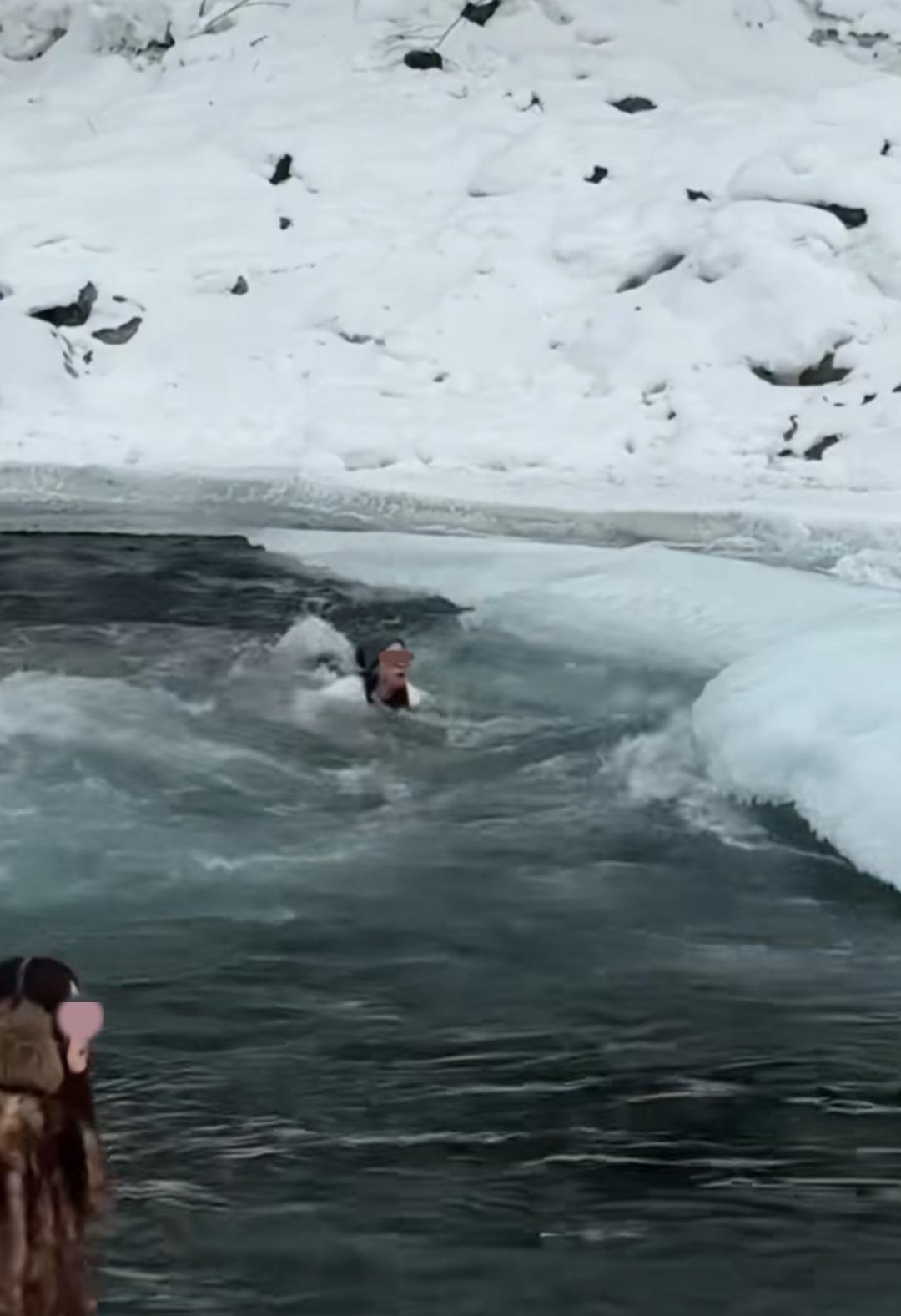 近日，新疆喀纳斯花楸谷景区发生惊险一幕！一对母女靠近河边拍照，突然女儿脚
