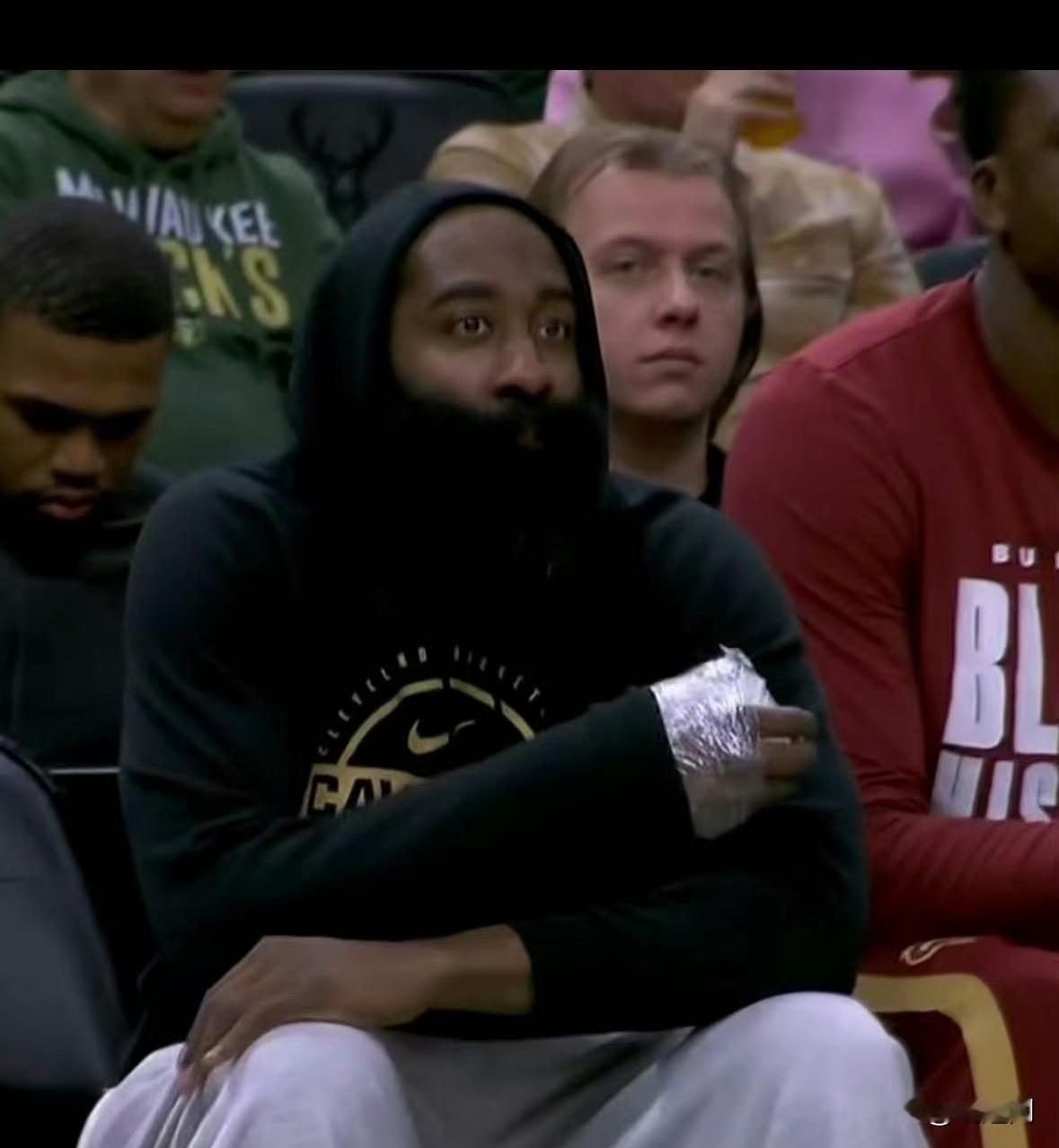 哈登米切尔休战，骑士残阵不敌雄鹿今日骑士客场对阵雄鹿，球队遭遇严重伤病减员——