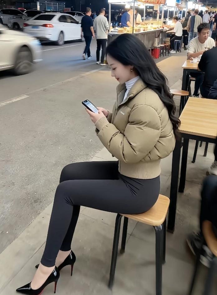 身材保持的不错，谁能想到这是两个孩子的妈妈！