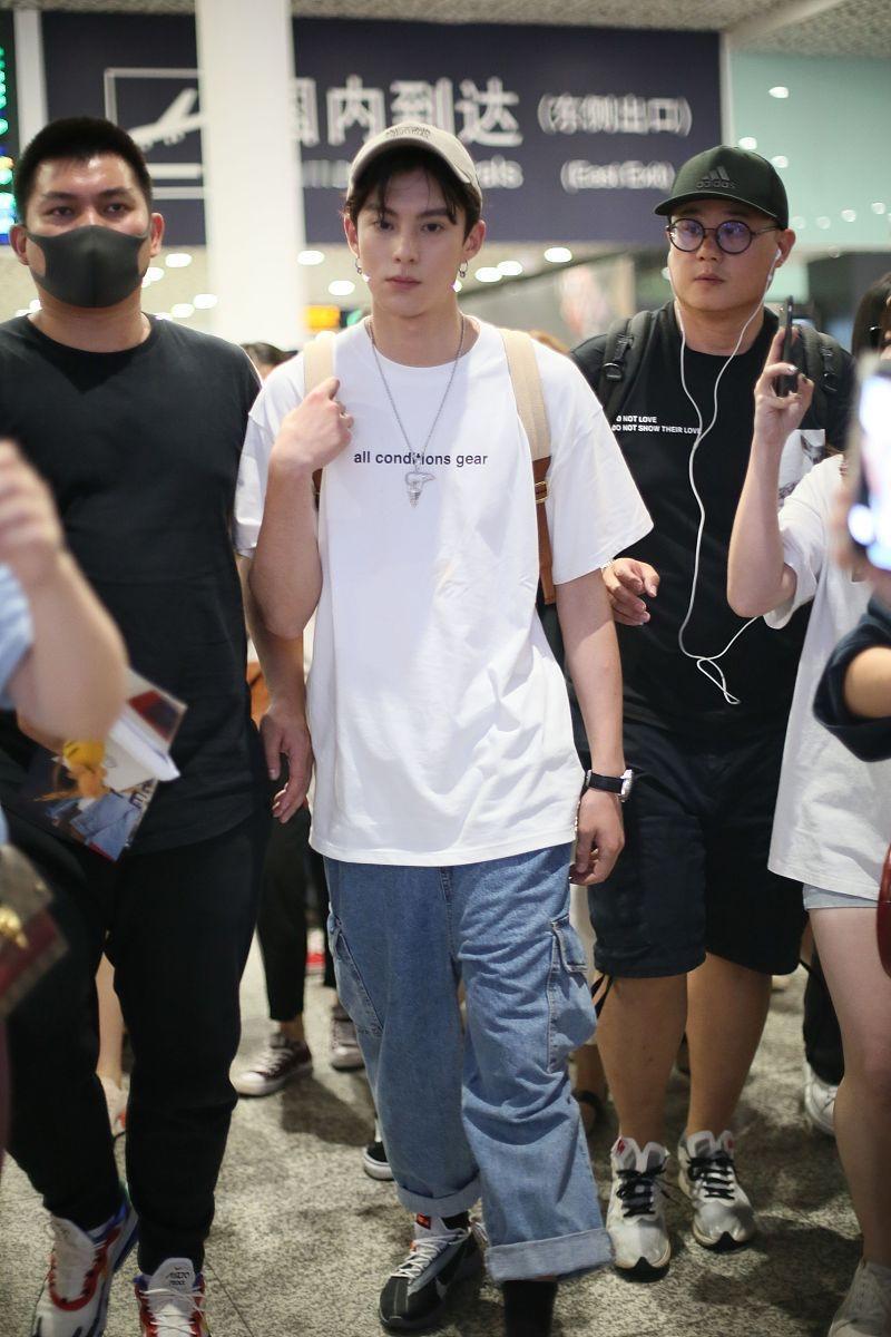 王鹤棣在发小婚礼上玩空气投篮，究竟是即兴发挥还是精心设计？王鹤棣近日回老家参