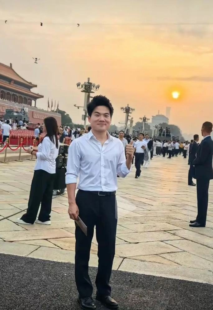 董宇辉还真是火出圈啦，作为9.3阅兵观礼嘉宾坐上了观礼台，能从亿万青年中脱颖而出