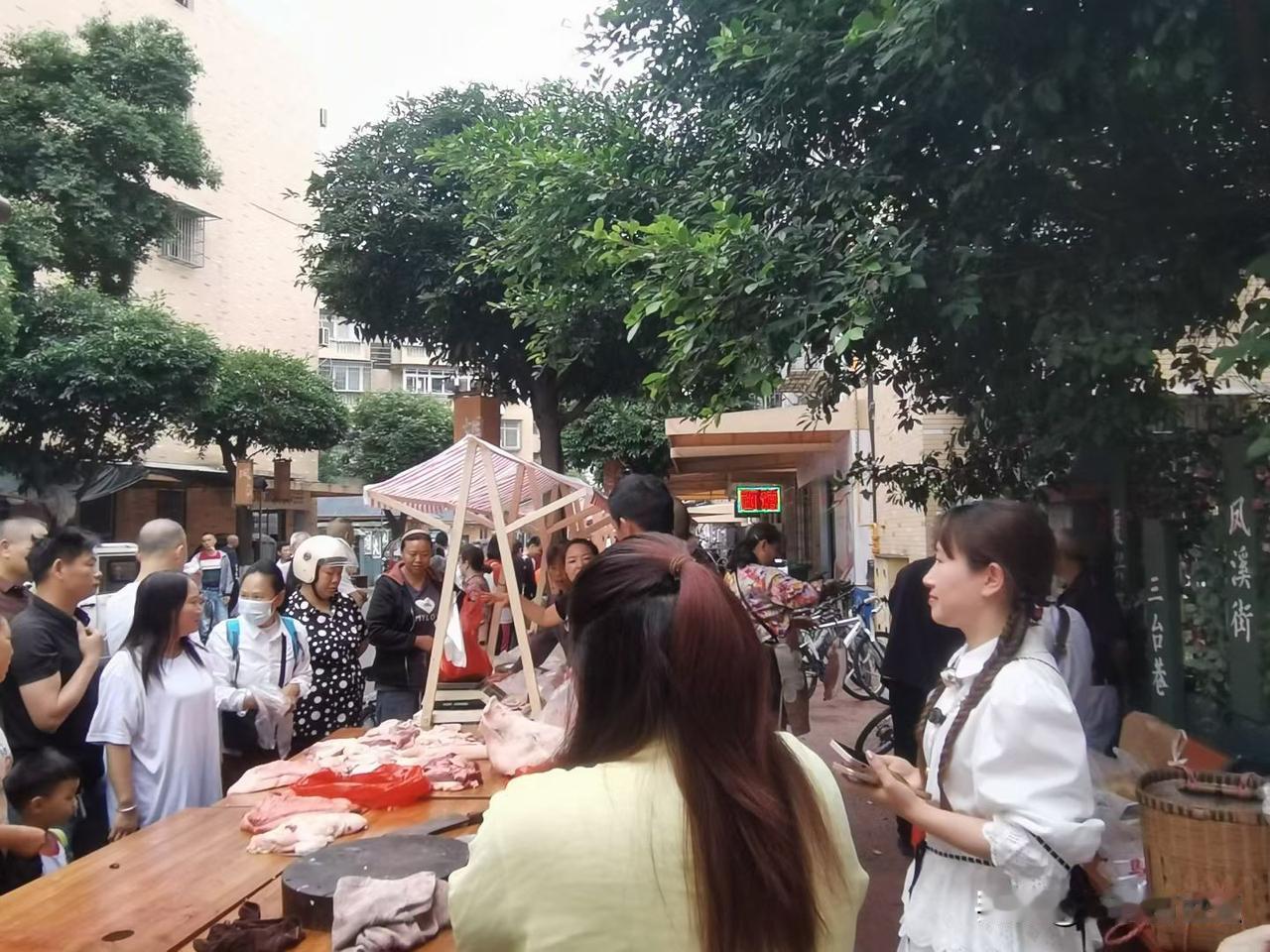 土鸡、土鸭，土鸡蛋、土鸭蛋，土猪肉，蔬菜瓜果，农户自产自销。“烟火凤溪•逢十有约