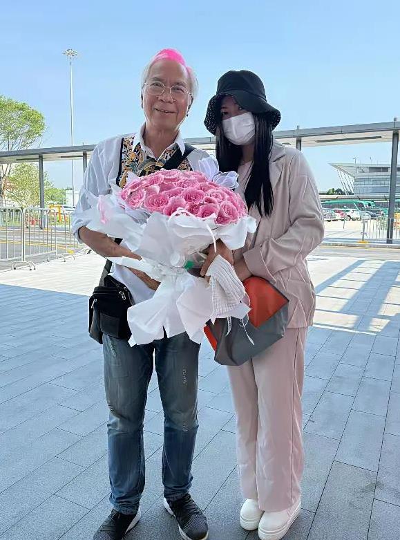 通过了25个月的苦苦等待，74岁的李龙基终于等到了自己的未婚妻。现年38岁的王
