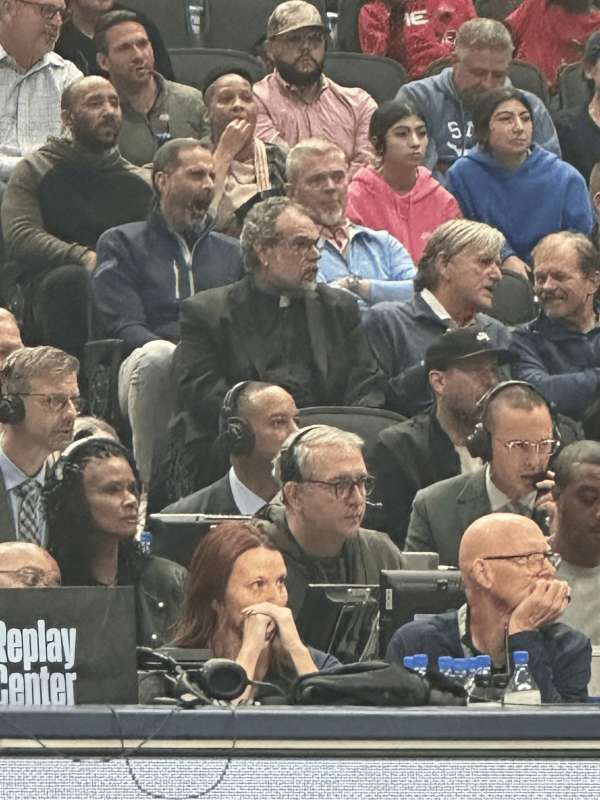 这是什么阴间新闻…………独行侠主场，原来Nico的位置，今天坐了一位，emm……