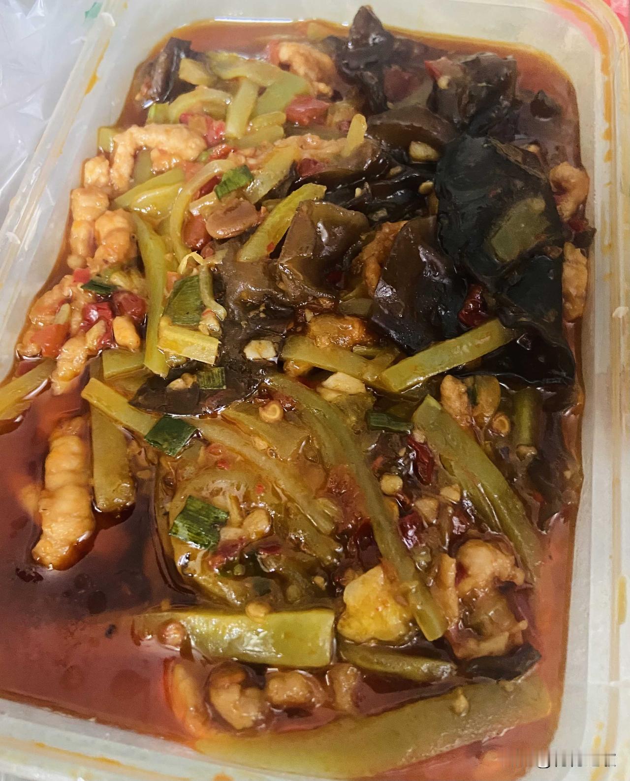 等老太太看完病就已经十二点了，干脆打包几个菜回家吃。鱼香肉丝、杂粮米饭、麻婆