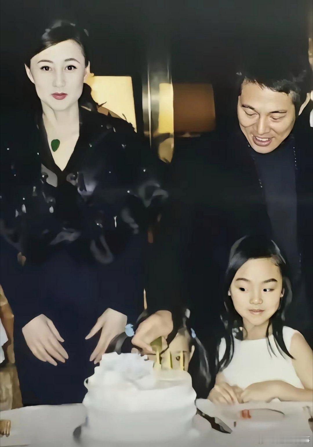 这是利智与李连杰当年为女儿庆祝生日时的情景，利智确实长的漂亮，但是有一点大家发现