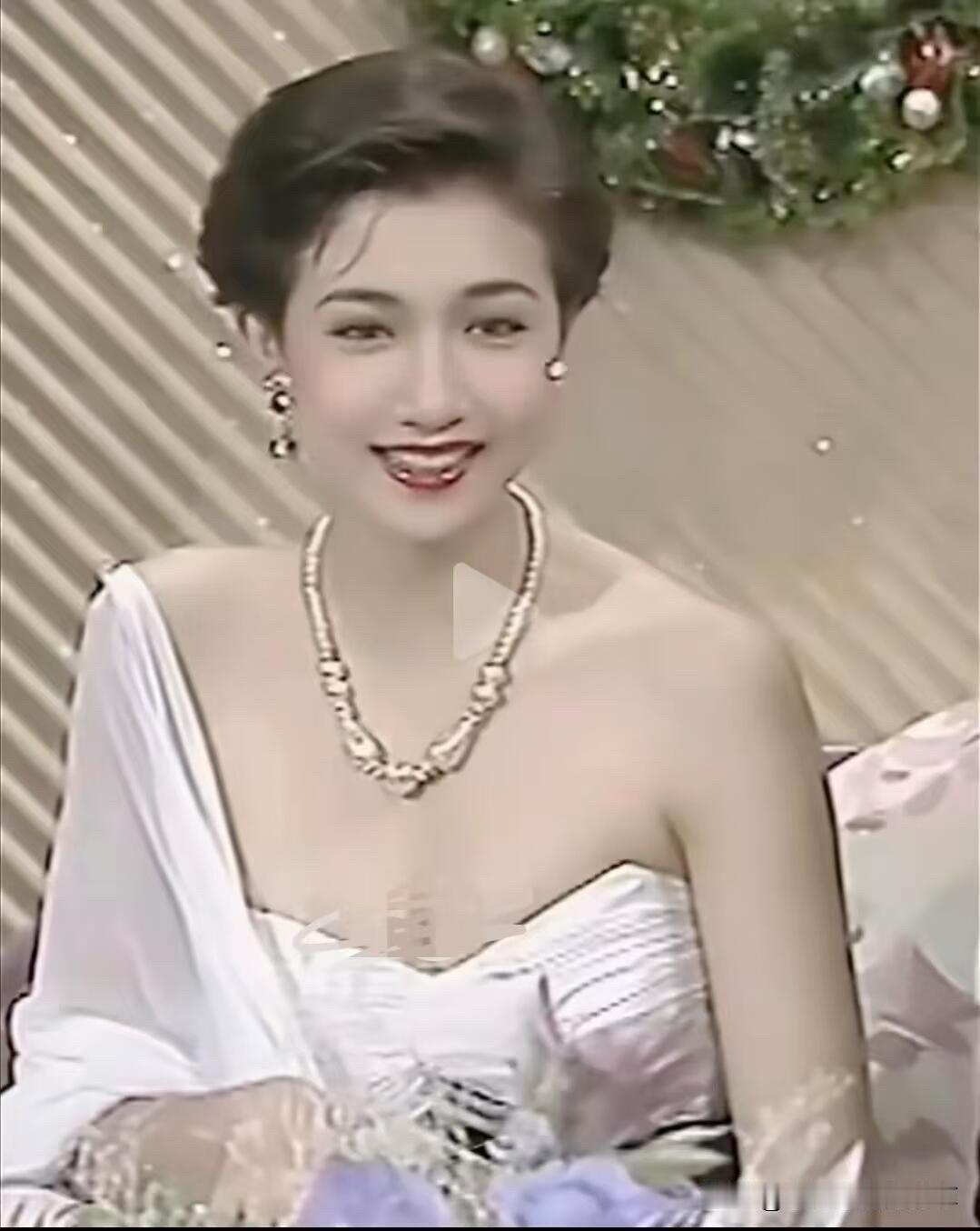 这是一位比利智还漂亮的美女，五官并不是特别精致，但肤如凝脂，白到发光，容貌清丽，
