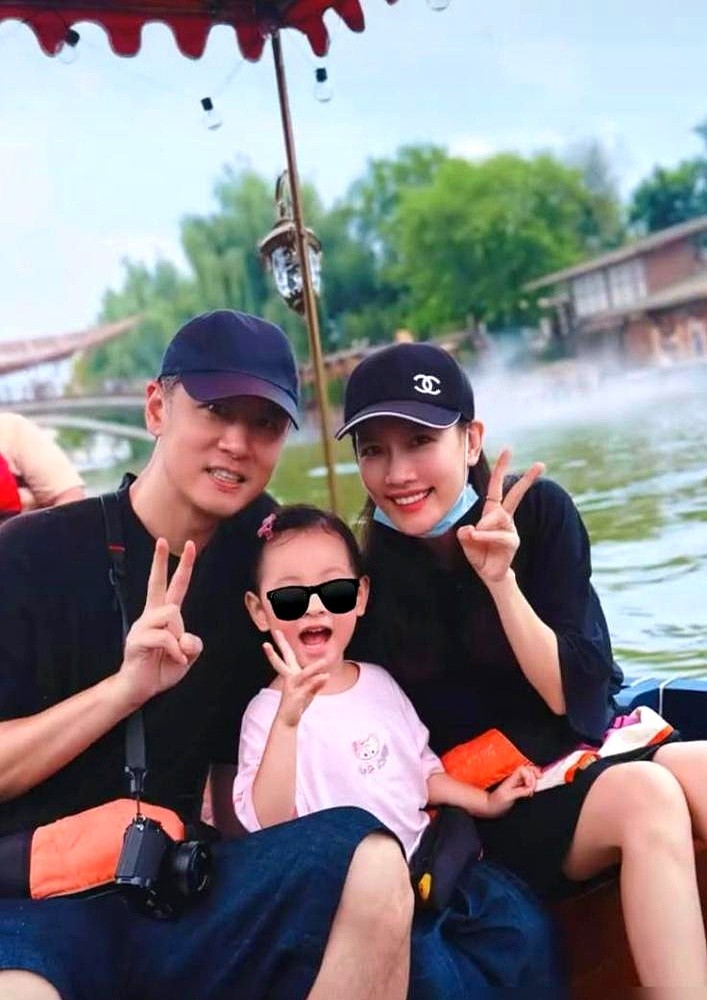 任重和孙骁骁带女儿“嘻姐”出游，结果网友的关注点全跑偏了。大家根本不在乎他们去了哪，全在盯着小姑娘的