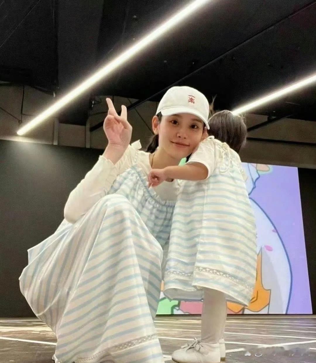 和女儿穿着同款裙子的奚梦瑶和女儿，这条裙子很减龄，奚梦瑶看起来也年轻了不少，女儿