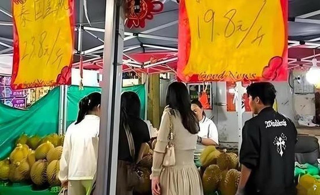女孩买榴莲，老板要156元，她说150行不？老板当场翻脸：“净贪小便宜，吃不起就