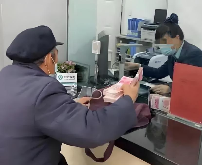 “初中男孩突然给父亲转账2000元，父亲一脸懵：我家孩子哪来的钱？结果一句话让他