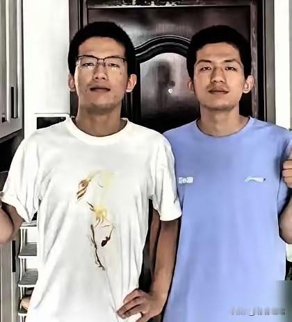 安徽一对双胞胎，哥哥高考查分698，弟弟697。全家还没来得及高兴，清华大学招