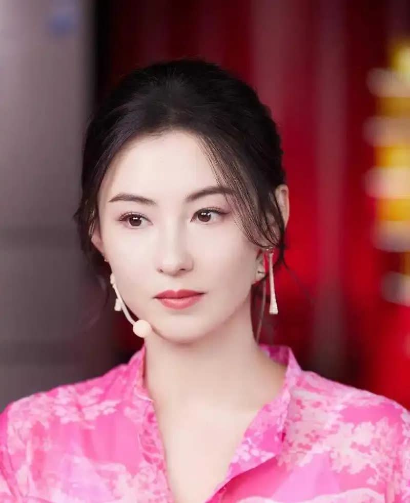 谢霆锋离开了张柏芝，张柏芝依然潇洒幸福，是个有福的命。张柏芝名下拥有多套豪宅。