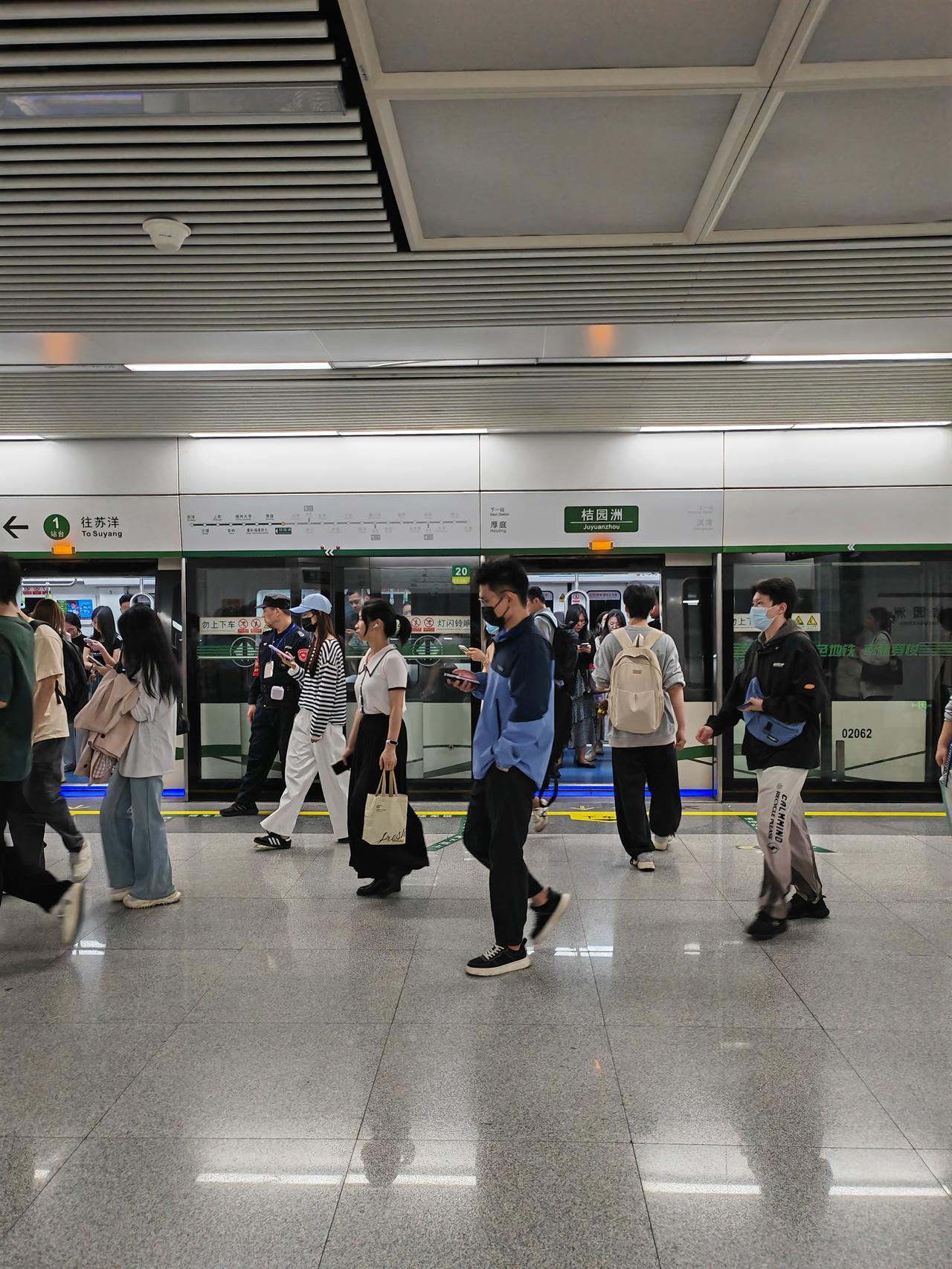 福州和泉州相比，哪个城市更宜居如果从公共交通角度考量，福州更宜居些。福州的地铁，