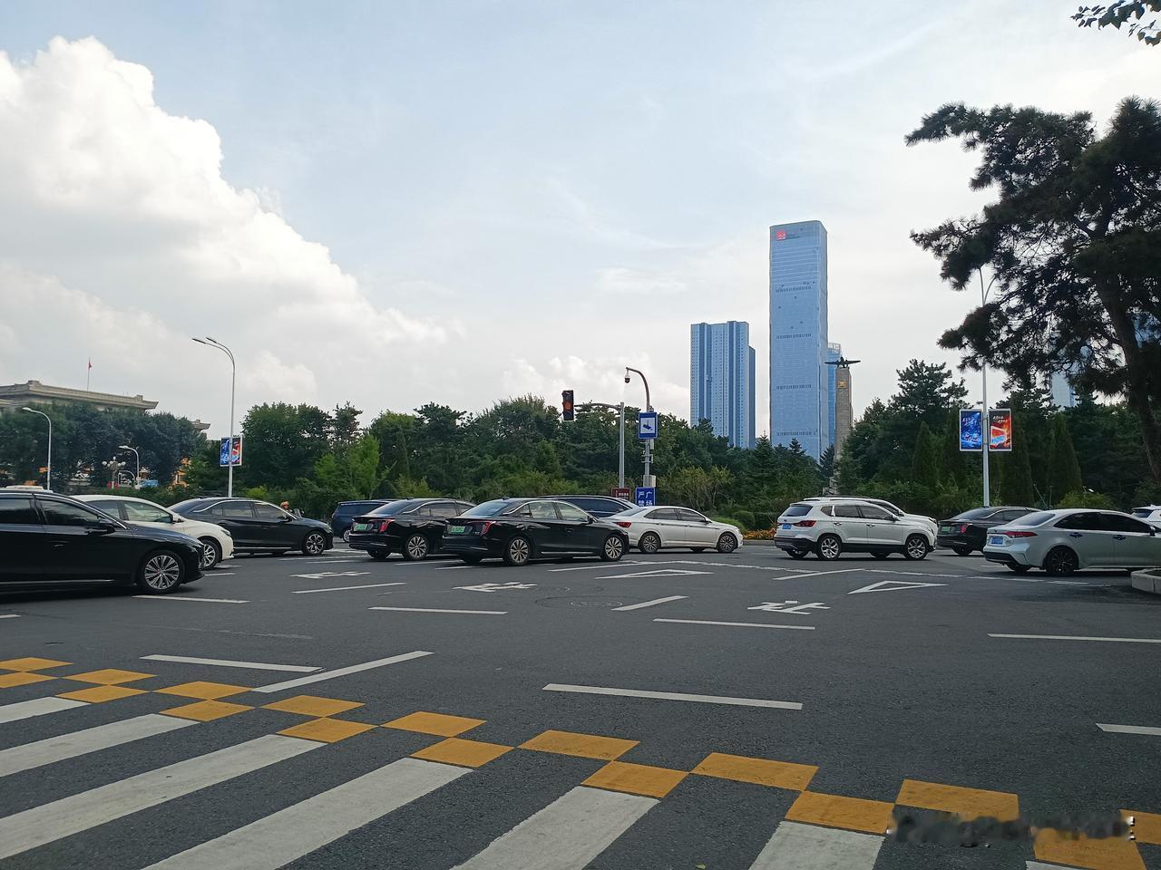 一家人，不麻烦和孙女开心地玩了两天，晚上儿媳来接她，我问她明天还来不来，孙女没