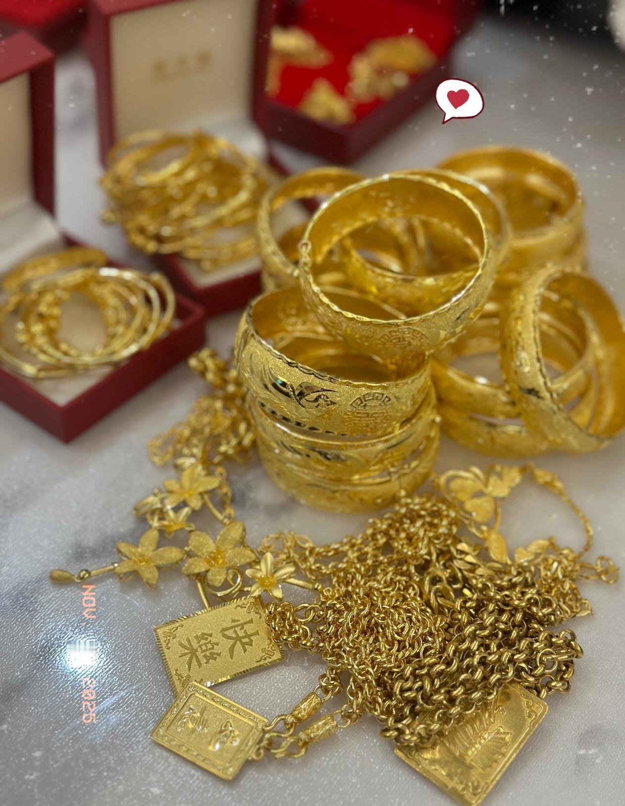 11月8日看完当下的金价，我终究还是决定放弃了，手头300克黄金，就这么放着吧…