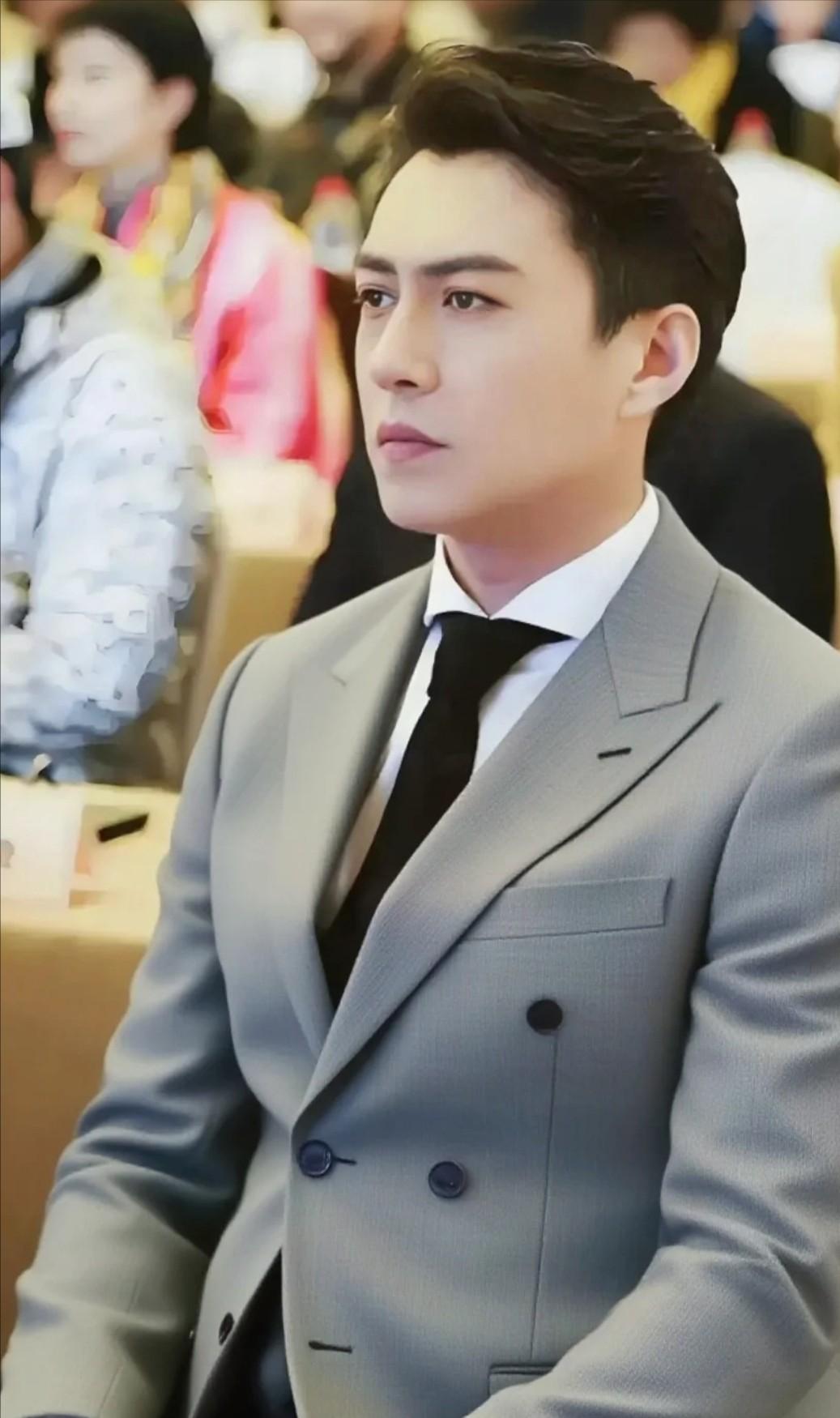 说实话，昨晚东方卫视这波操作我是真没想到的。那个穿着高定西装的男人往台上一站