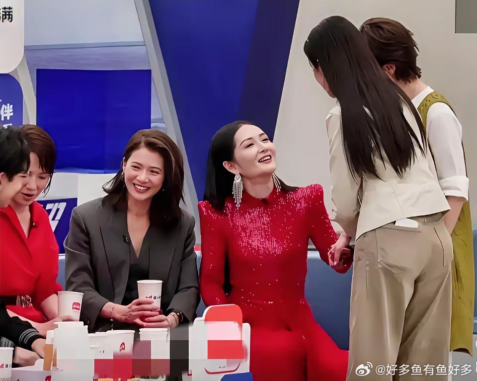 如果世上有后悔药现在最想来一颗的估计就是袁咏仪了早知道谢娜会这样她打死也不来浪姐