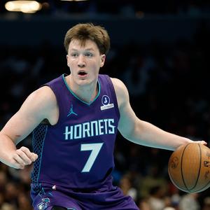 随着奎因爆砍33分10篮板10助攻三双，新秀得分排行前十变成：1、康·克尼