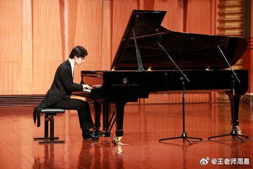 易学大师张延生为香港钢琴家看“风水”这是1987年11月下旬，我在香港“中国