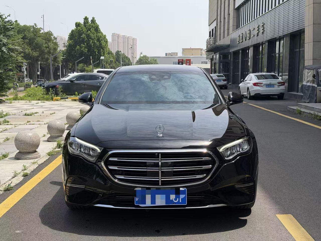 市面上想花二十万出头淘一台撑场面的豪华轿车，十个人里至少七个会看奔驰E。立标稳