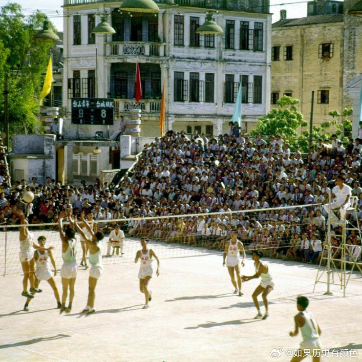 1963年，广东，台城镇第一小学中的排球比赛。摄影何世尧In1963,a