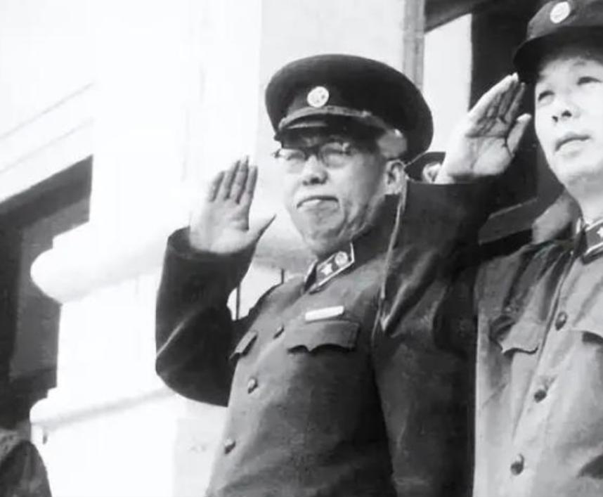 庐山会议后，有一天，毛主席单独召见了罗荣桓。在谈话时，毛主席谈了国防部长