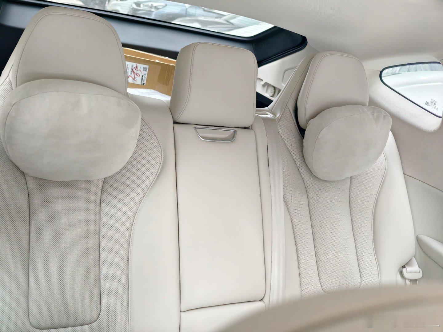 刚收到了粉丝送的智界R7专属头枕腰托，和我的内饰还是同色的。软乎乎的，真的是又舒