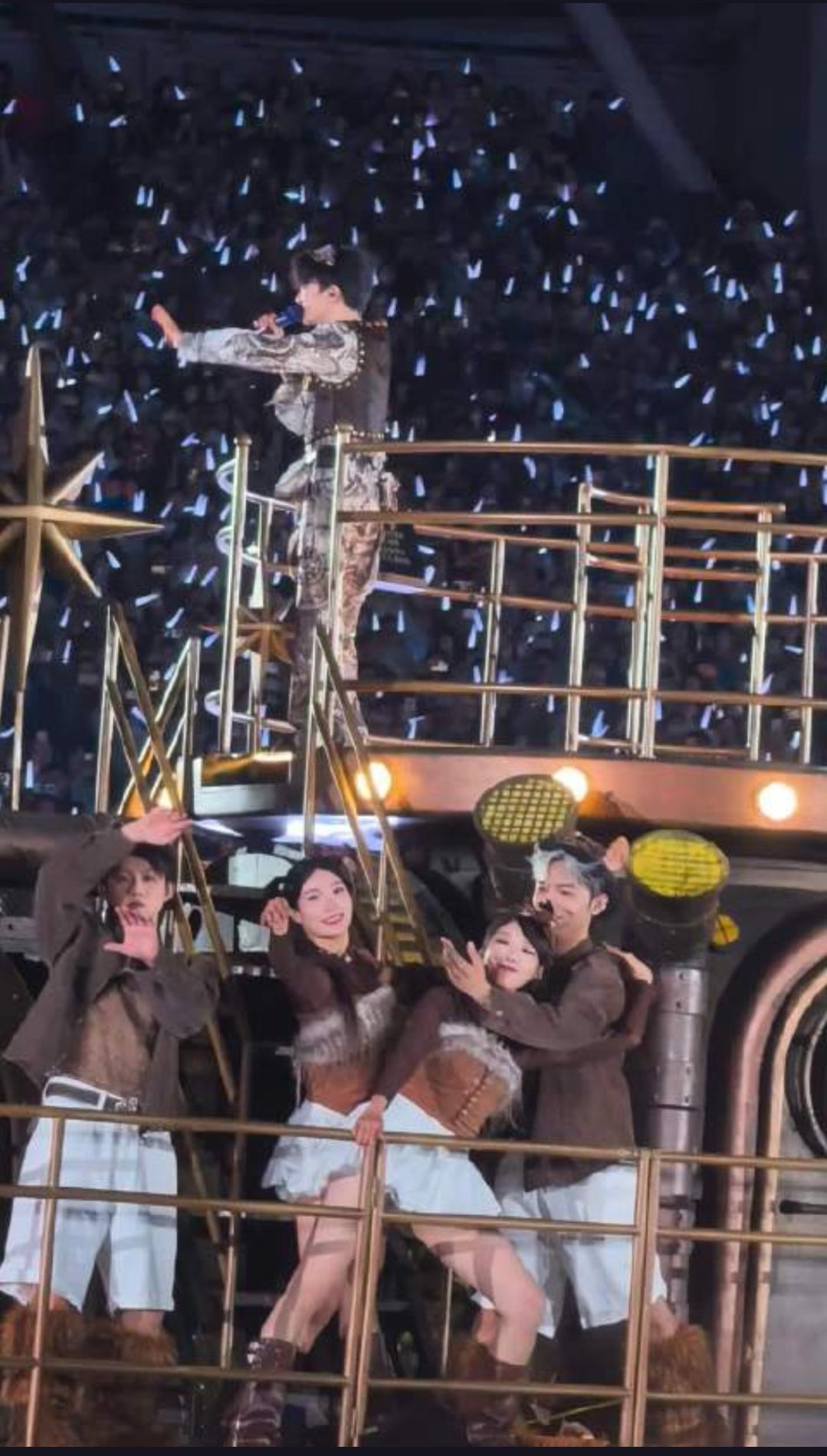 周深武汉演唱会竟然惊现“一家四口”花车？虚拟角色与真人同台，这究竟是怎样的梦幻联