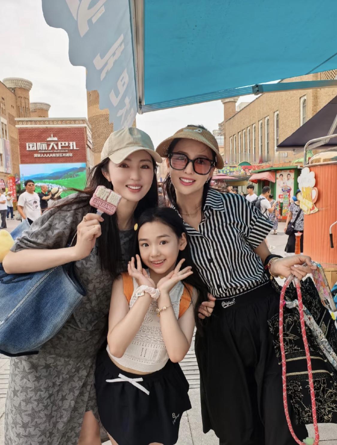 董璇新婚后带着女儿和佟丽娅游新疆，董璇配文：走过她走过的地方，丫丫带着我和酒窝在