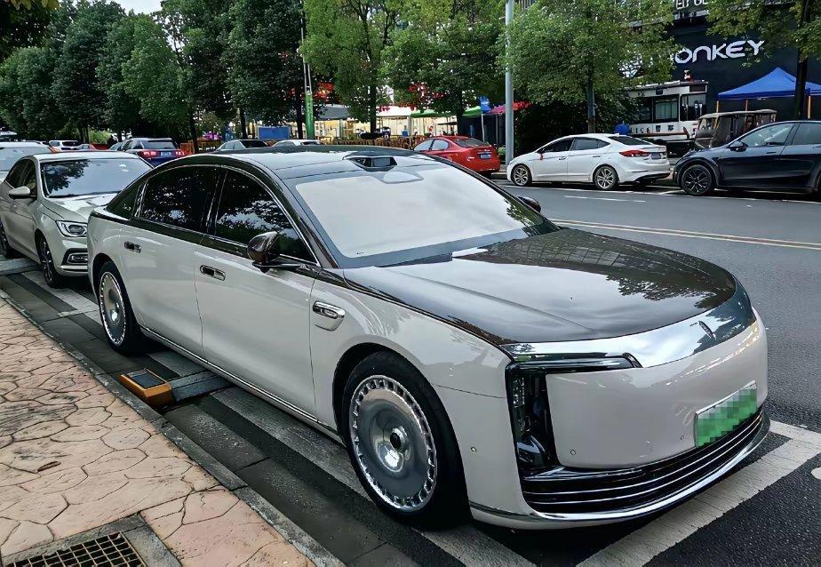 来自100个w华为尊界的顶级压迫感谁说咱造不出豪车？这霸气造型，连劳斯莱斯都得往