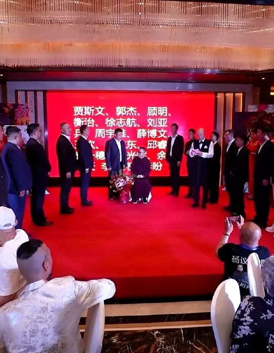 杨老五终于举行了拜师仪式，徒弟献茶献花，然后三鞠躬，没有引保代，没有相声老前辈，
