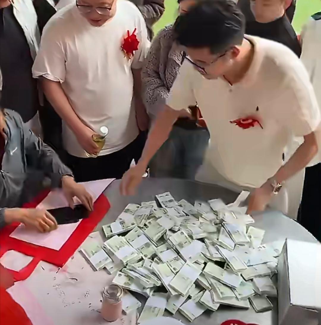 陕西男子婚礼随礼“名场面”！一箱1元纸币倒上桌，负责收礼账的人都懵了。5月