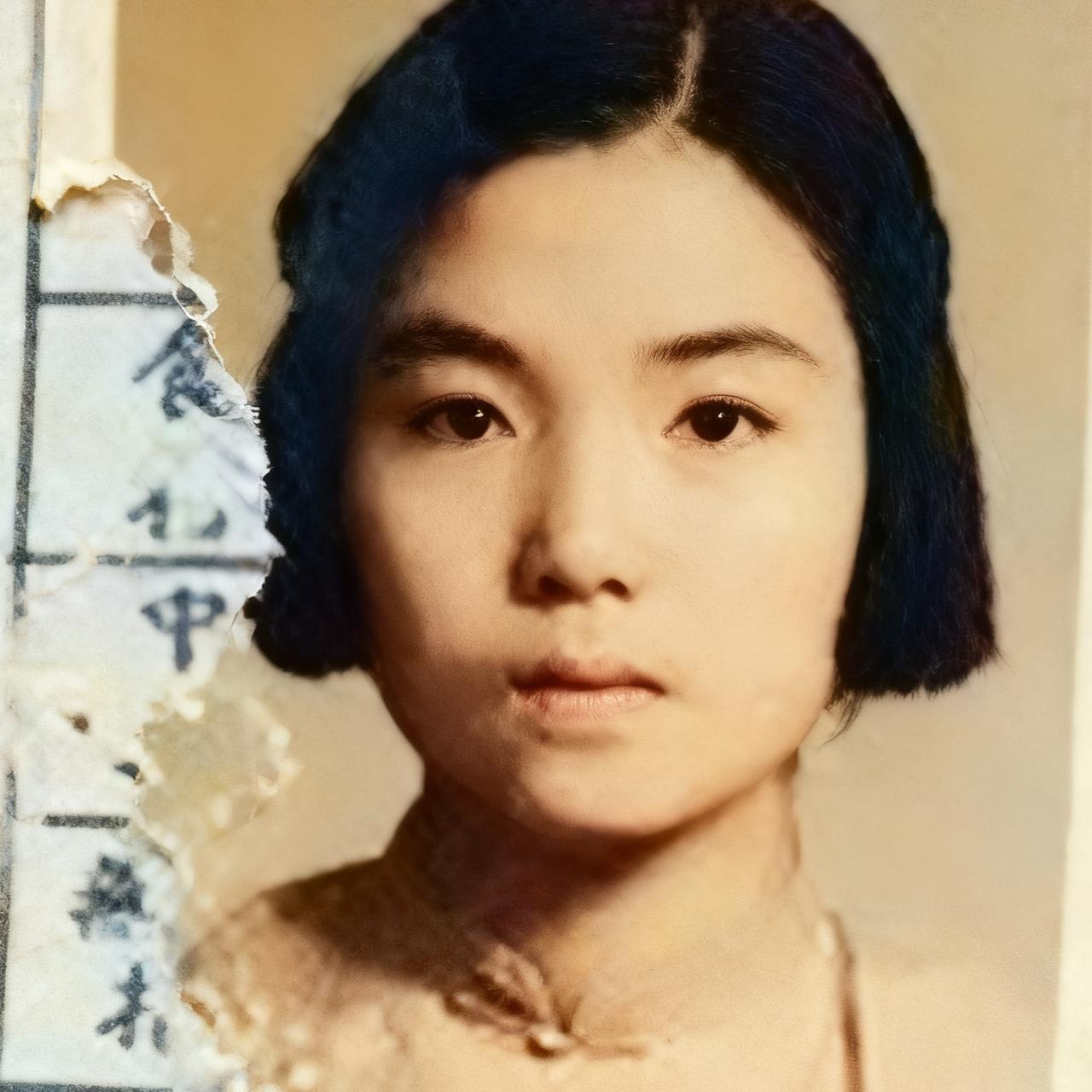 这是吴石将军的女儿吴兰成，一张罕见的留影。照片中的她年仅16岁，留着利落的齐耳短