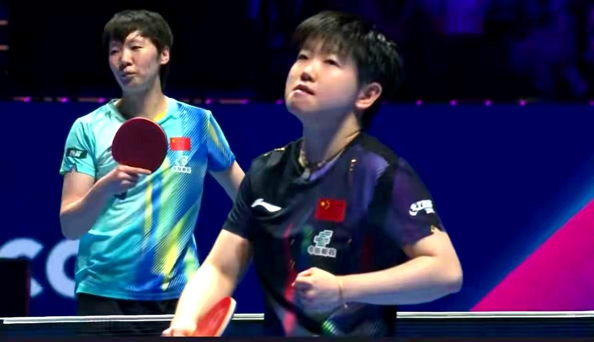 每次看莎莎站在领奖台上，心里总会泛起一丝酸楚。世界杯三连冠，积分断层第一，可那