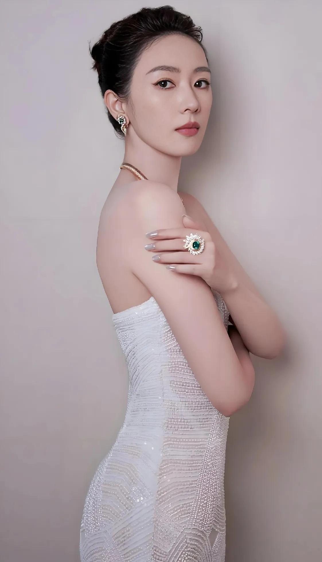 可柔可飒说的就是童瑶吧。一袭白裙温婉贵气，一身白西装又干练潇洒。两种风格轻松
