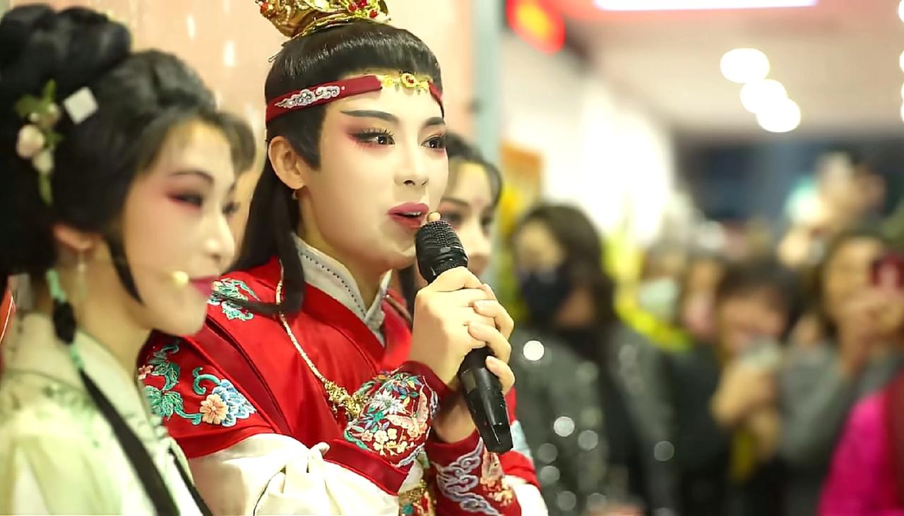 陈丽君在台湾演出《我的大观园》，向佐的老婆郭碧婷给陈丽君送了花篮，不得不说郭碧婷