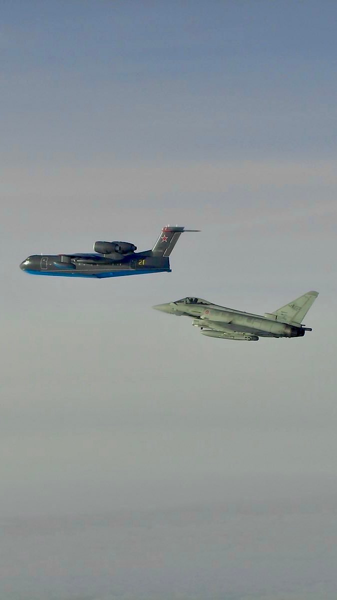 飞扬军事1月16日，执行菠萝地海空中警戒任务的意大利空军台风战斗机在菠萝地海上