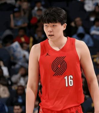 杨瀚森因个人身体不适将缺席开拓者队内训练和混音队对阵盐湖城星的发展联盟比赛。据开