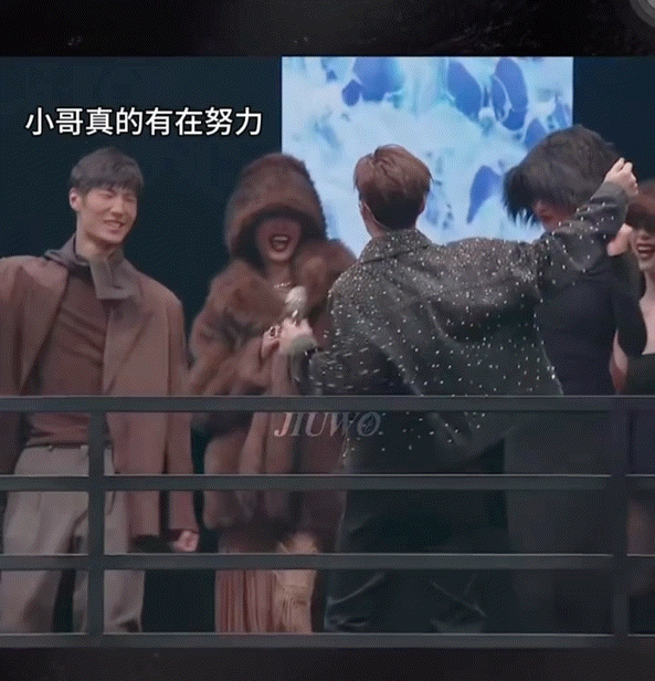 刘宪华的胜负欲拉满了哈哈哈救命！Henry和男模同框秒变“身高挑战赛”，先是机