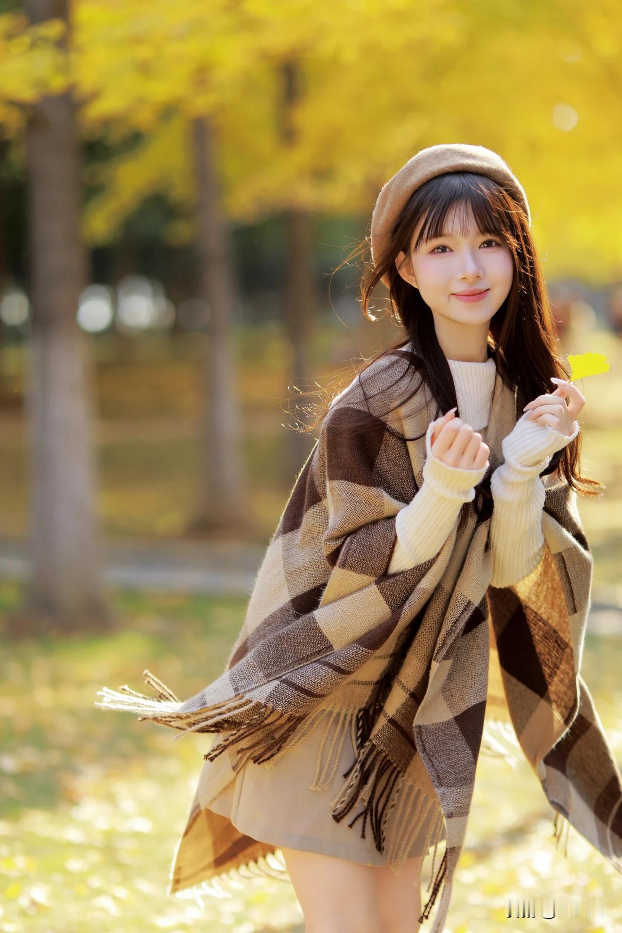 秋日暖阳下，少女与落叶共舞，这画面想想就美。想在秋天美出圈，穿搭很重要。喜欢氛