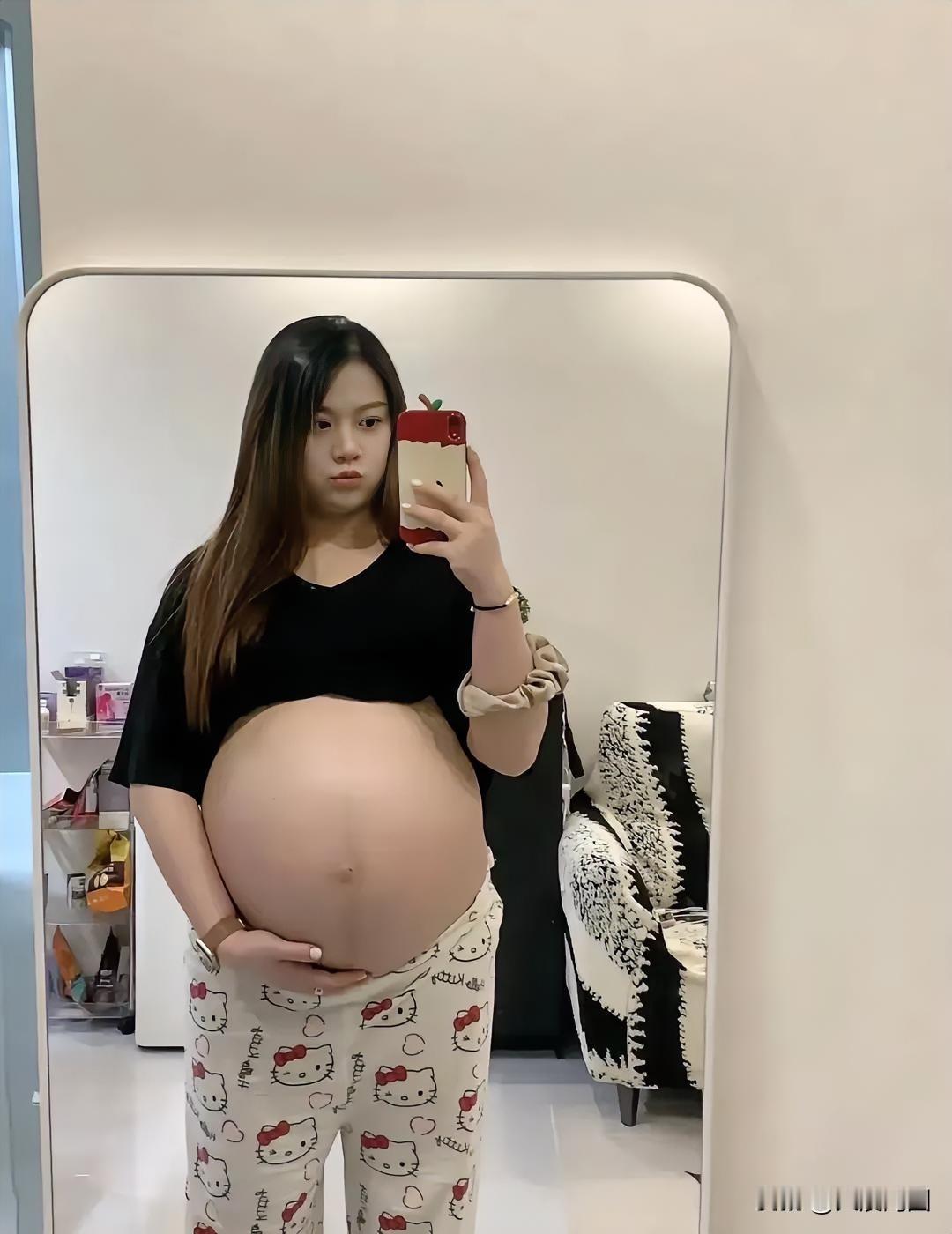 怀孕的妈妈对着镜子自拍，着实是极有意义的事。怀孕7周时，肚子还不太显怀，可过了3