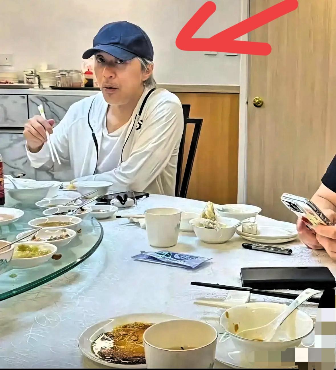 有周星驰的饭局会有一个奇怪的现象其他人白酒、红酒、饮料随便喝他只喝白水