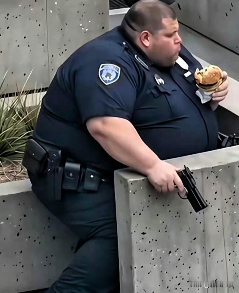 这位美国警官中一枪，绝对没事！