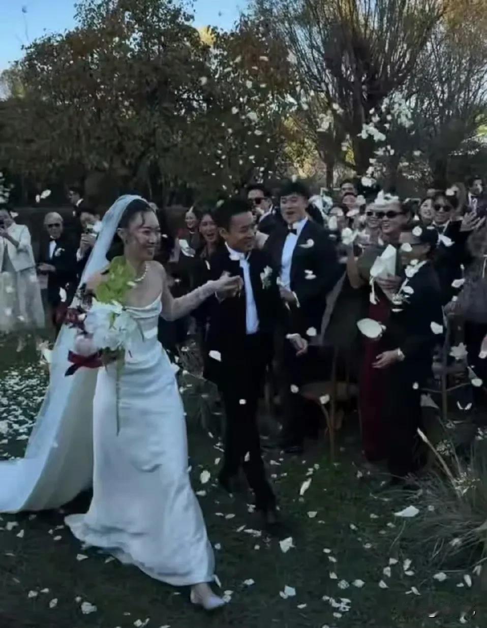 郭晶晶的弟媳是个泰国人，长得不算惊艳，但是个很有气质的女人。今天看到她和霍启仁