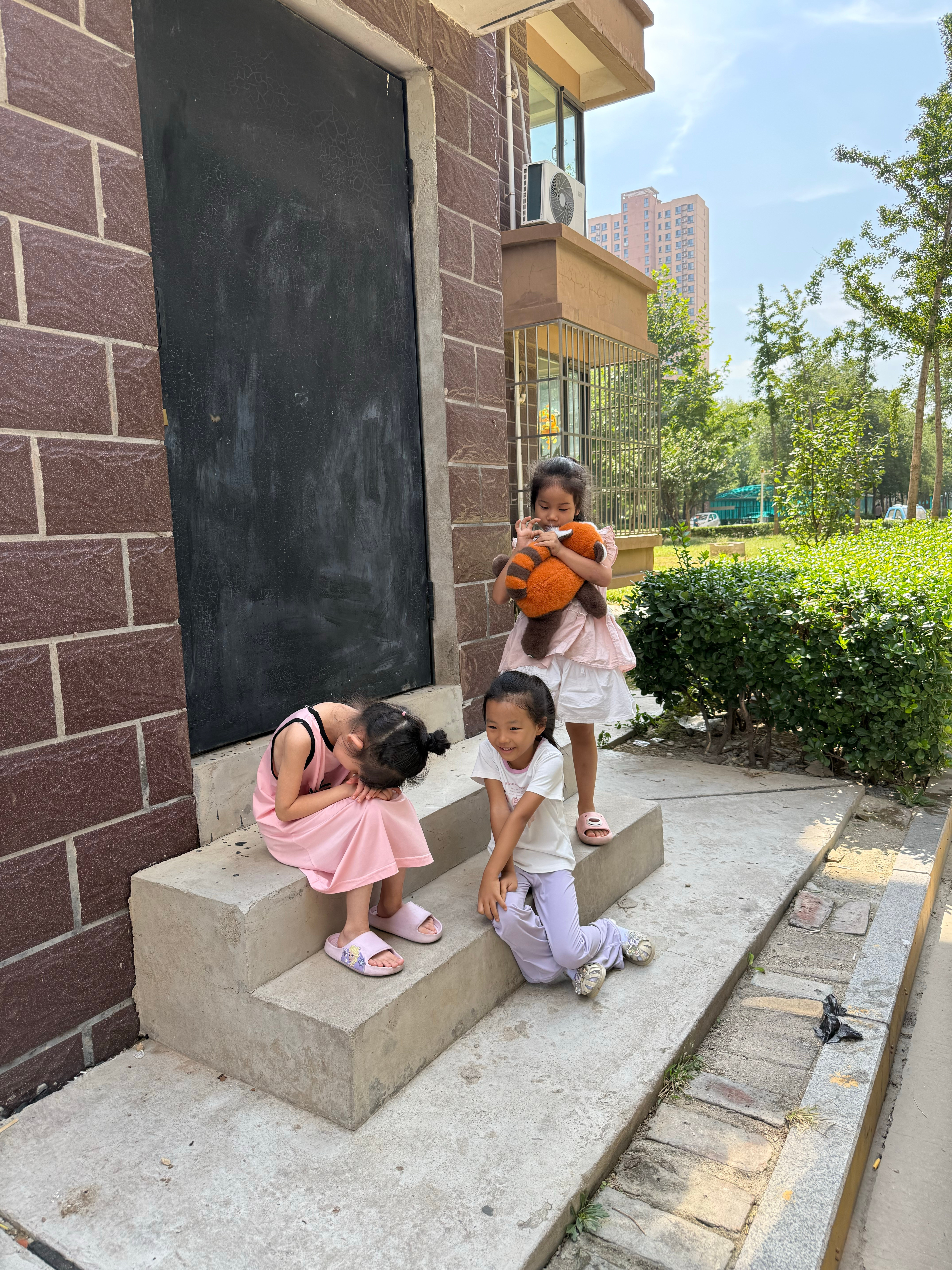 暑假离开姥姥戒断反应还在继续……上周从姥姥家回家就哭了一路，第二天和姥姥视频挂了