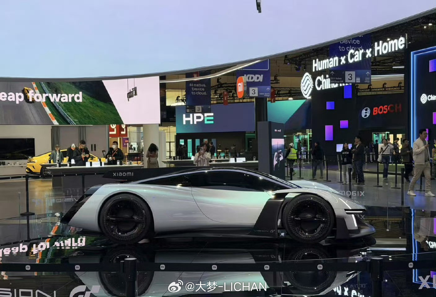 正面、侧面、大屁股！最让我心动的还是前脸的大灯，攻击性拉满，帅飞了！小米超跑亮相