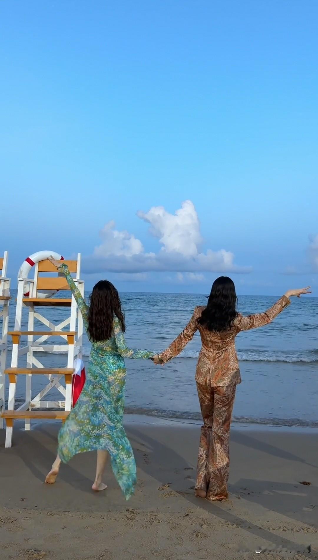 没想到宋佳在三亚和钟楚曦玩的这么嗨[笑着哭][笑着哭][笑着哭]钟楚曦的身材简直绝了，