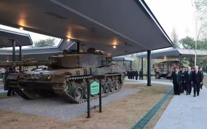 简直太敢了！普京直接把缴获的德国豹2坦克送给朝鲜，这波嘲讽直接拉满！就在