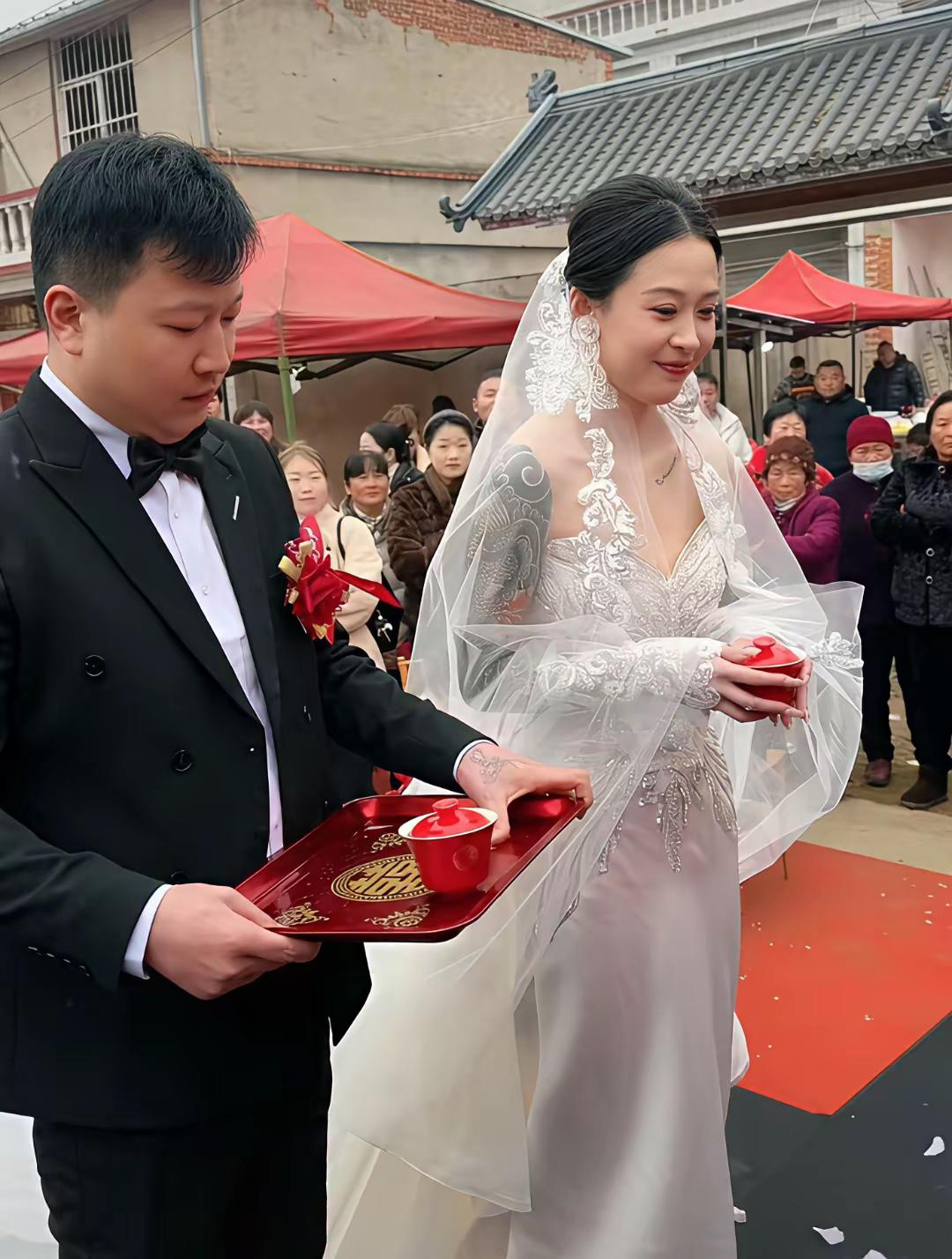 最近网上有个婚礼视频挺火的。安徽一对新人办婚礼，新娘穿着无袖婚纱，两条手臂全是精